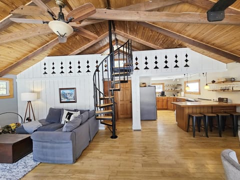 Vintage Vibes Haven in Stowe, Records & Firepit! (3517)