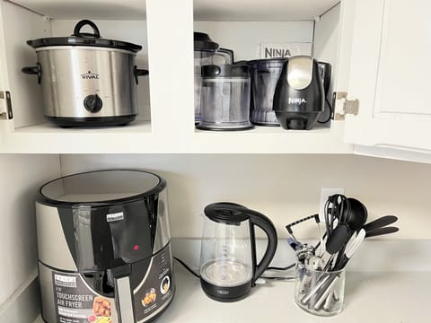 Air frye, blender, kettle and slow cooker