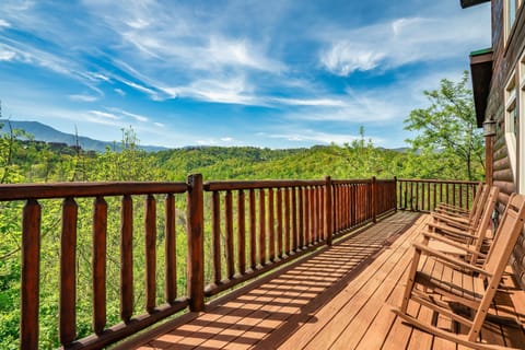 Private entire Gatlinburg Tennessee Cabin with Smoky Mountain Views!