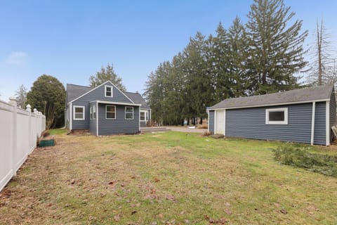 Peaceful Portage Lakes Retreat • Spacious 3BR on Private 1‑Acre Lot House in Akron