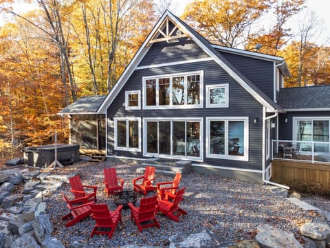 Modern lakefront Muskoka cottage with hot tub, firepit & stunning fall views - your 4-season retreat