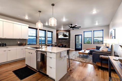 Mayflower Lakeside 103-21 by Moose Management