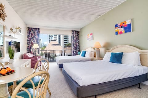 Relax in a beautifully furnished studio equipped with two comfortable queen-size beds, ideal for a small family or group of friends.