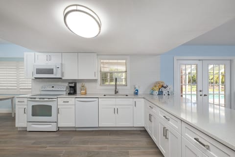 Renovated and fully equipped kitchen with breakfast bar