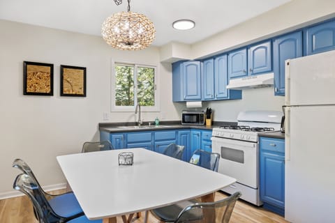 Dine in Kitchen in bottom unit