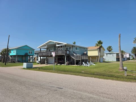 Fantastic  remodeled  home with awesome water view.  Close to park and pool!