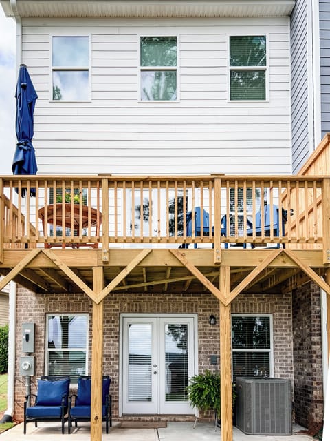 Upper deck with teak hightop table, chairs and grill.