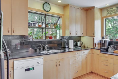 Kitchen | Stove/Oven | Microwave | Toaster Oven | 3rd Floor