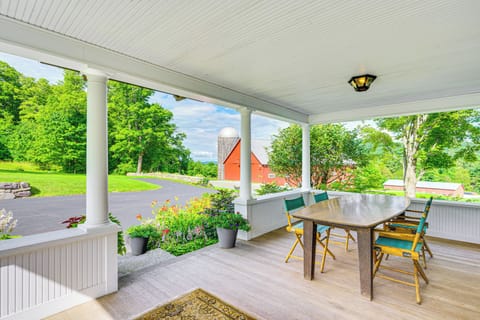 Barnet Vacation Rental | 3BR | 2.5BA | 3,200 Sq Ft | Steps Required