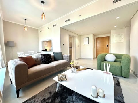 Burj Views Tower B Features a cozy living room with large windows, elegant decor, and a fully-equipped kitchen. Ideal short-term and monthly rental in Dubai's vibrant Downtown neighborhood. Perfect holiday home in Dubai.