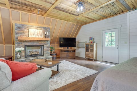 Cartersville Vacation Rental | Studio | 1BA | 1,100 Sq Ft | 1 Flight of Stairs