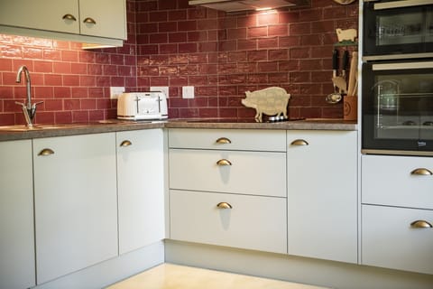 Ground floor: Well-equipped kitchen