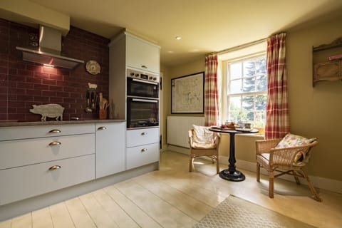 Ground floor: Well-equipped kitchen