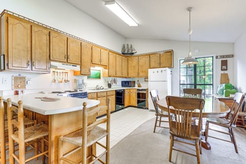 Dining Area | 1st Floor | Breakfast Bar | Dishware/Flatware