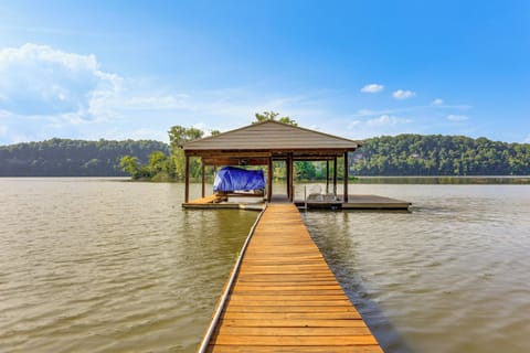 Athens Vacation Rental | 4BR | 3BA | 2,312 Sq Ft | 3 Steps Required to Enter