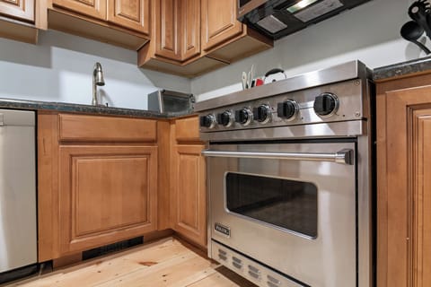 Viking range in the main kitchen