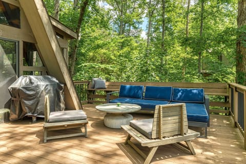 Deck/Outdoor Seating/Grill