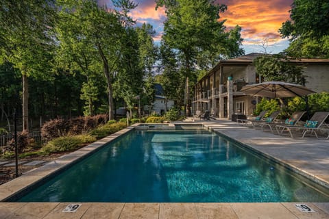 Welcome to Lake Effect- great house with pool, sleeping 16!