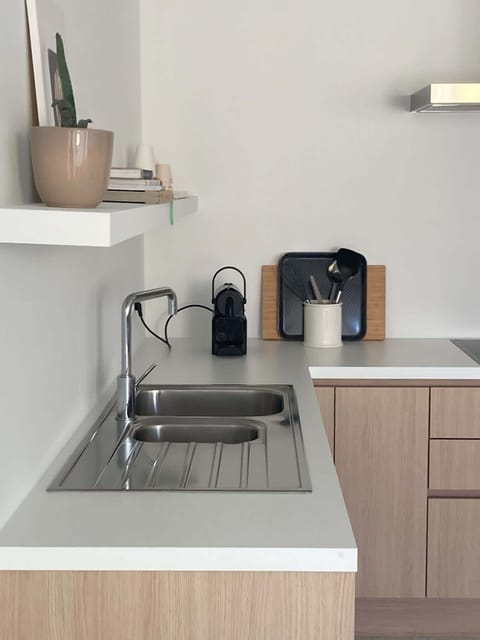 Minimalist kitchen design with everything you need to cook in style.