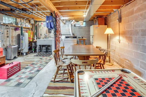 Sitting Area | Basement Floor