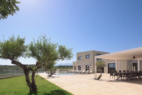 Elegance Meets Serenity – Elia villa in the heart of Crete awaits.