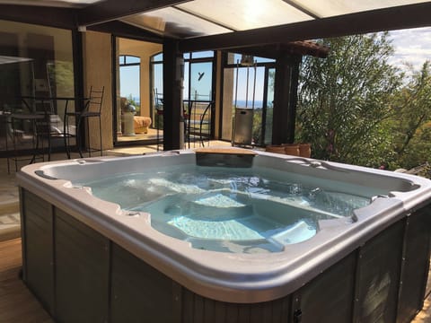 Outdoor spa tub