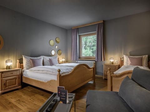 Quadruple room with bathroom, WC 1N - B&B Berglift Bed and Breakfast in Bad Hofgastein