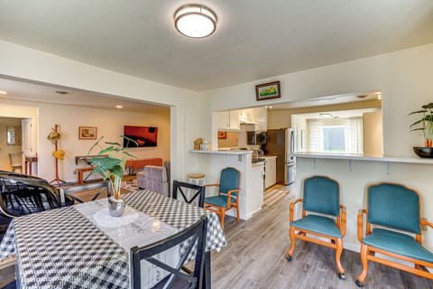 Dining Area & Kitchen