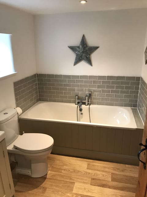 Beroom 1 ensuite bathroom
