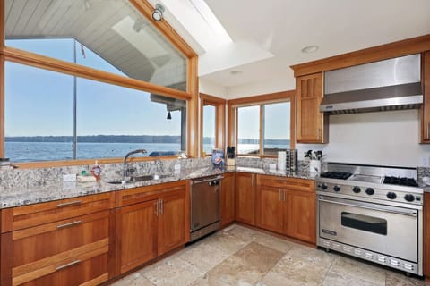 Fully equipped kitchen with Viking appliances