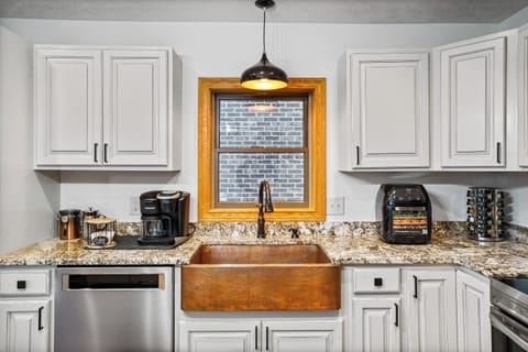 Fully-equipped kitchen, featuring a range of appliances from air fryer to French press, and stocked with cookware for a delightful culinary experience. 🍳🍽️✨