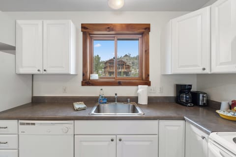 Cook with ease in a fully equipped kitchen that includes everything from stainless steel appliances to ample storage space. Perfect for preparing family meals or a cozy dinner after a busy day.
