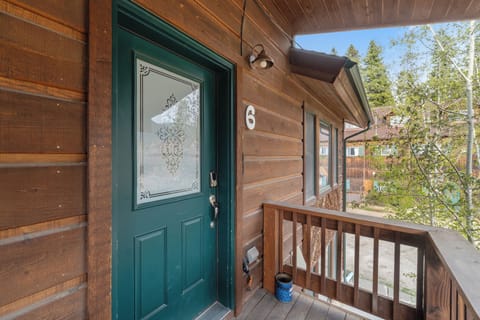 With its blend of rustic décor and modern comfort, The Loose Moose Lodge is designed to provide both style and warmth. Cozy furnishings and thoughtful details create an inviting, homey atmosphere.
