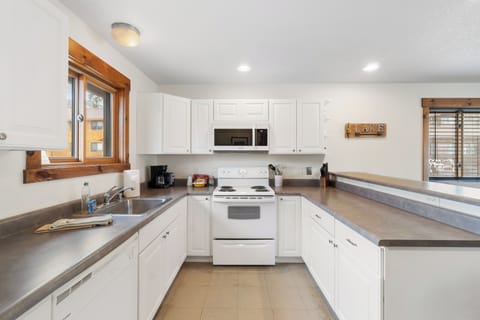 Cook with ease in a fully equipped kitchen that includes everything from stainless steel appliances to ample storage space. Perfect for preparing family meals or a cozy dinner after a busy day.
