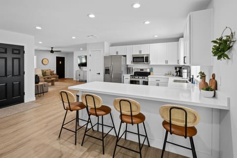Kitchen with 4 Barstools