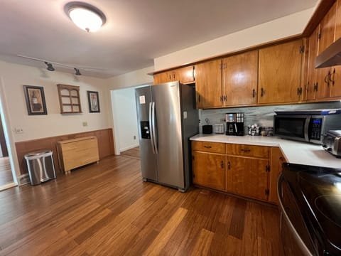 French door refrigerator w. filter / ice, adjustable console to full size table