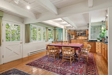 Gather around the dining table to enjoy wonderful meals or exciting game night with your travel companions!