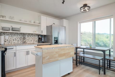 Extra counter top space with kitchen island.