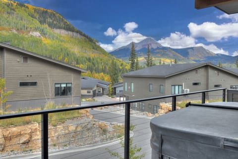 Awesome view of Engineer Mountain