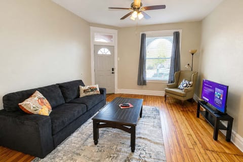 Tower Grove area 1BR for two · pet-friendly with private yard