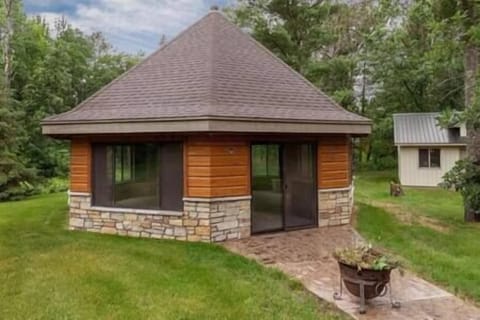 Beautiful pergola located right behind the hot tub. Great for fires in the summer and winter!