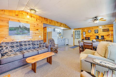 Living Room | Central Heating | Gas Fireplace | Single-Story Cabin