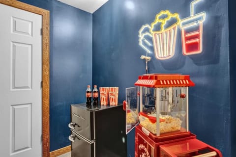 Movie Night Essential: Fresh Popcorn at Your Fingertips with Our Standalone Popcorn Maker