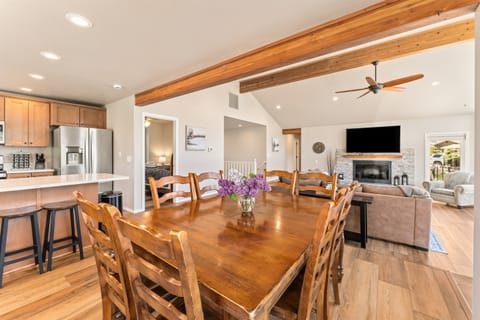 Open kitchen/dining room
