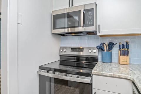 Prepare and cook your preferred dishes in this fully-equipped kitchen, stocked with all essential cooking utensils