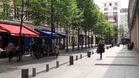 Place du Marché Saint-Honoré 150metres