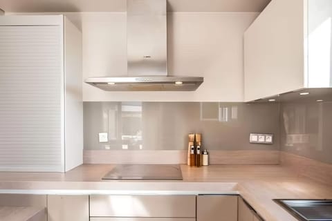 Full kitchen image 2