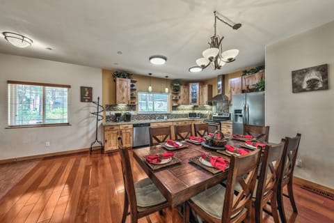 Dining table for 8 that expands to seat 10