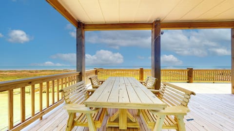 Main Deck Area Dinning Beach Side