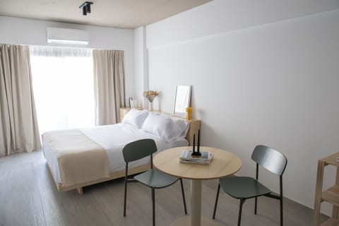 Cama Principal y Mesa de Comedor